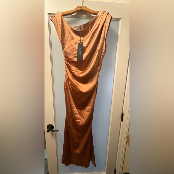 Elliatt Dresses & Skirts - Elliatt One Shoulder Satin Dress in Copper